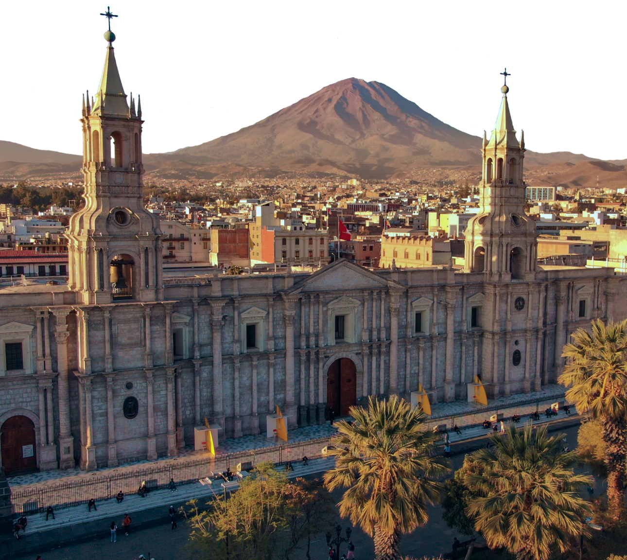 Plaza de Armas de Arequipa con el volcán Misti de fondo